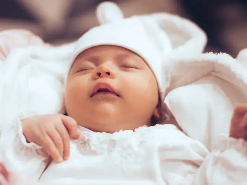 Czy matka może sama ochrzcić dziecko? Odkryj zasady i ograniczenia