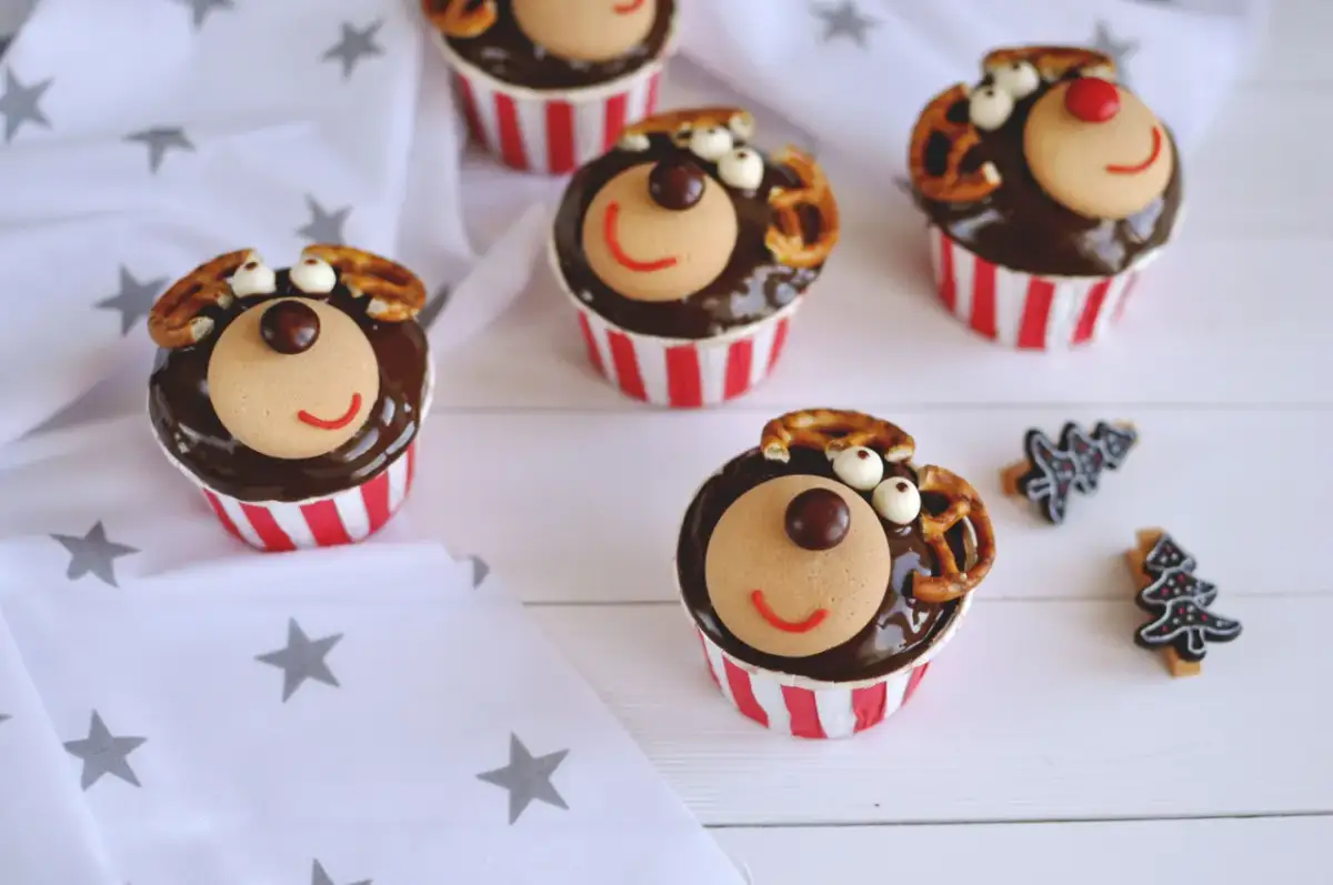 Urocze babeczki renifery z czekoladą i precelkami. Idealne, by pokazać, jak zapakować babeczki na prezent.