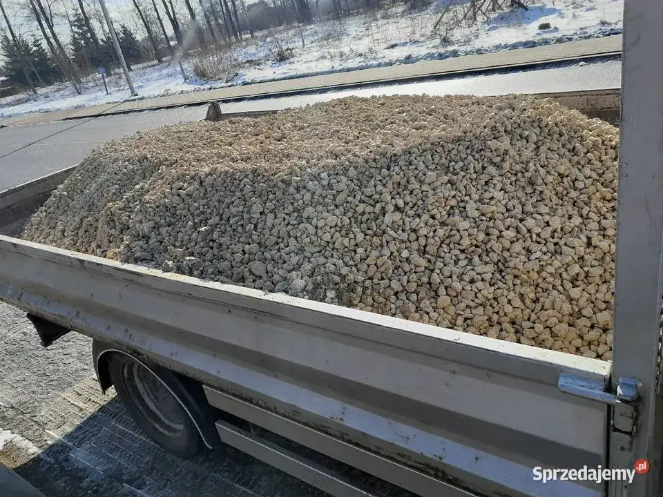 Ile kosztuje wywrotka żwiru? Oblicz i oszczędź!