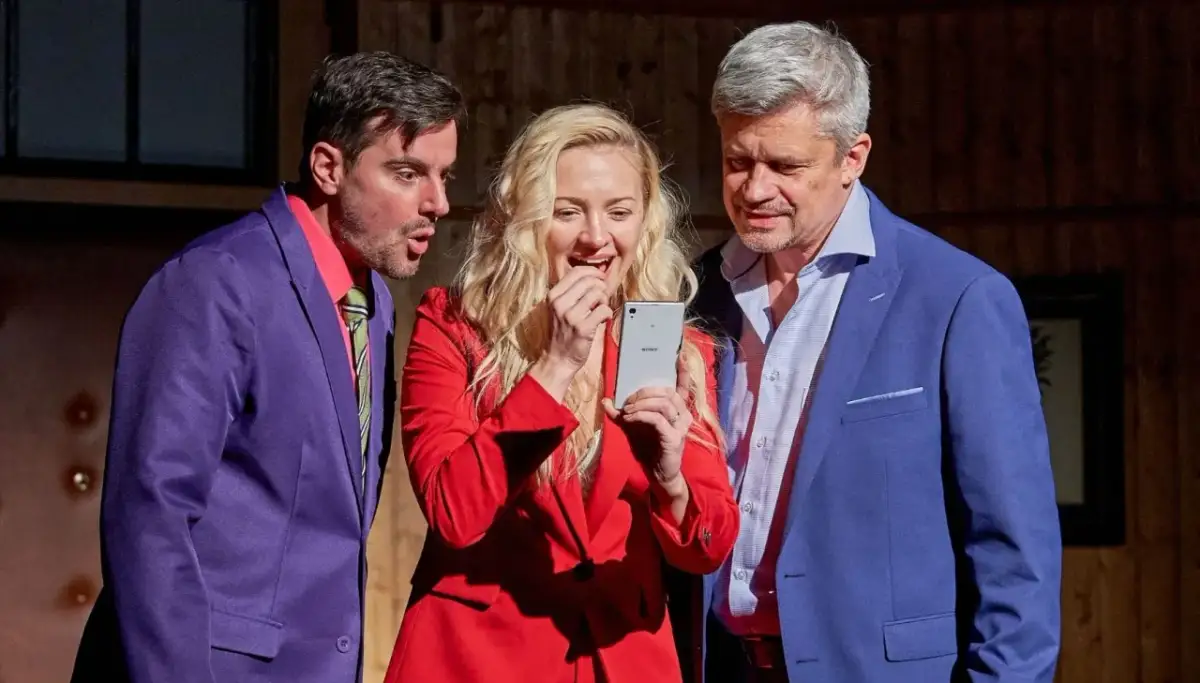 Obsada spektaklu "Nerwica natręctw" w zaskakującej scenie z telefonem.