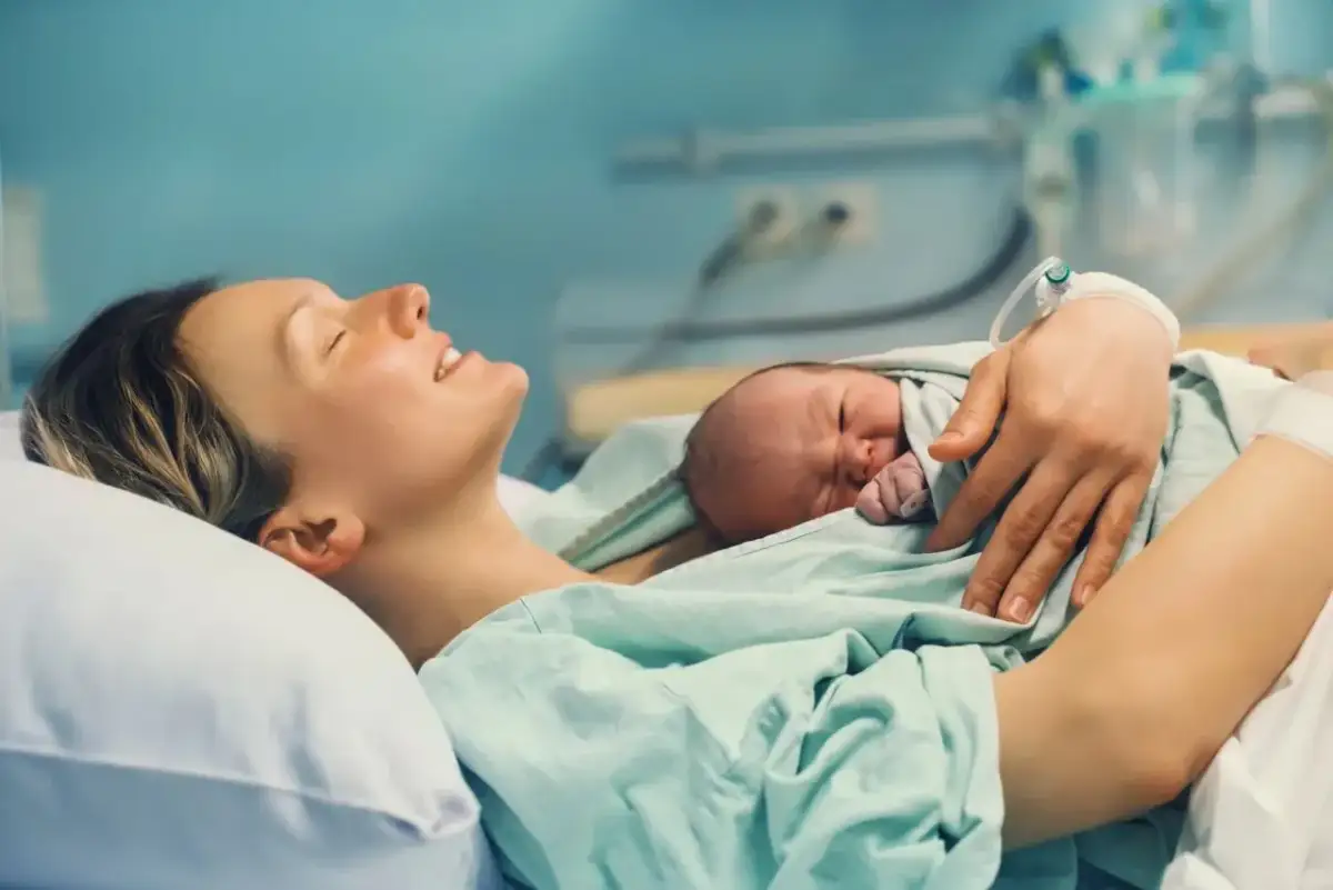 Jak przyspieszyć poród? Bezpieczne metody domowe i szpitalne