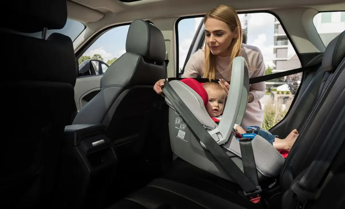 Jak zamontować pasy w foteliku? Krok po kroku i test szczypty