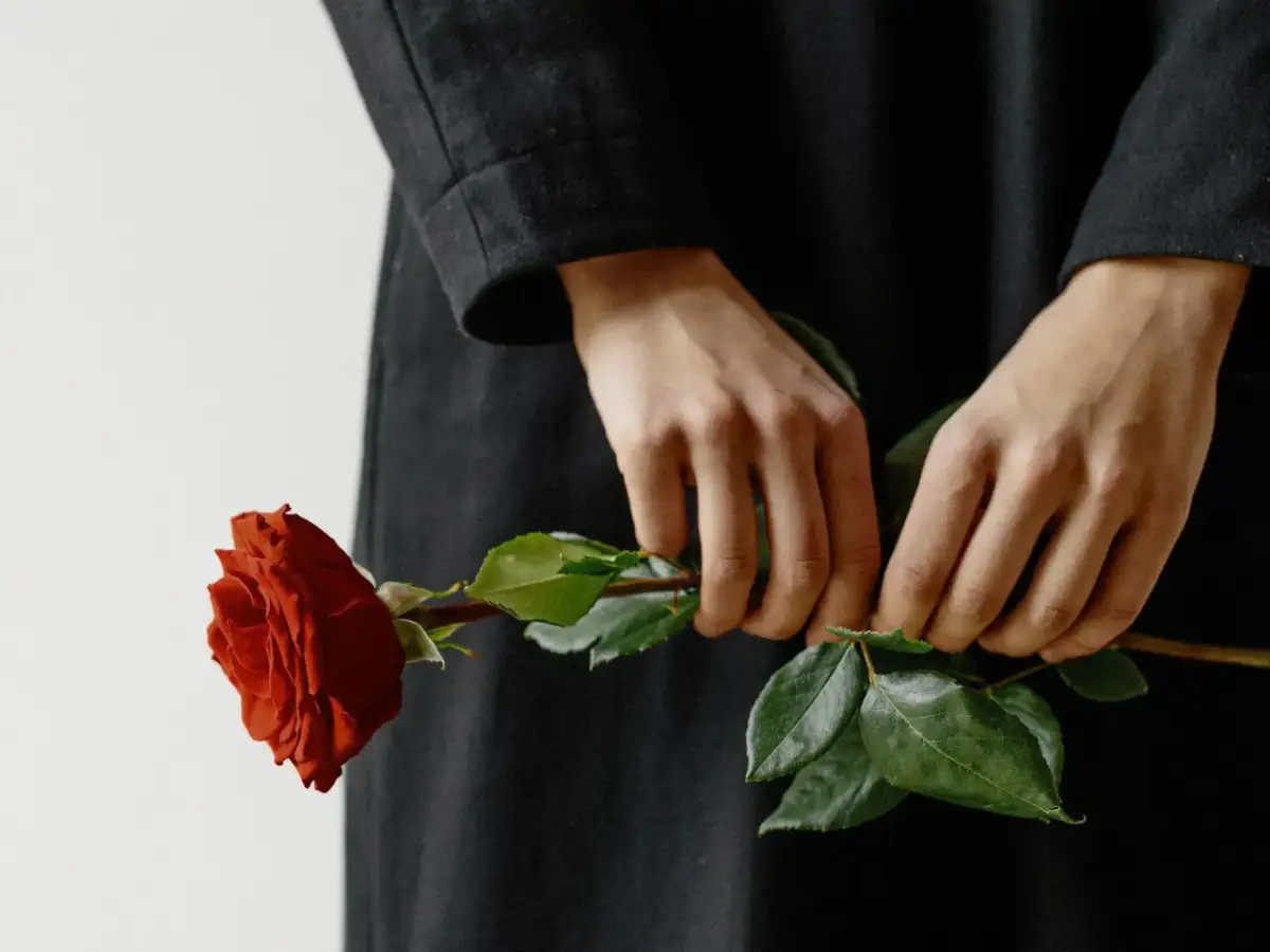 Co założyć na pogrzeb, aby uniknąć faux pas i okazać szacunek