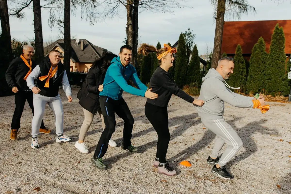 Zabawy integracyjne dla młodzieży, które budują zaufanie i relacje