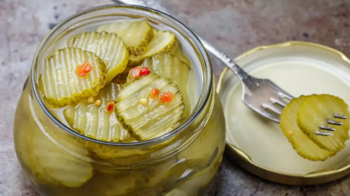 Sałatka szwedzka przepis jak zrobić - prosta i smaczna na każdą okazję