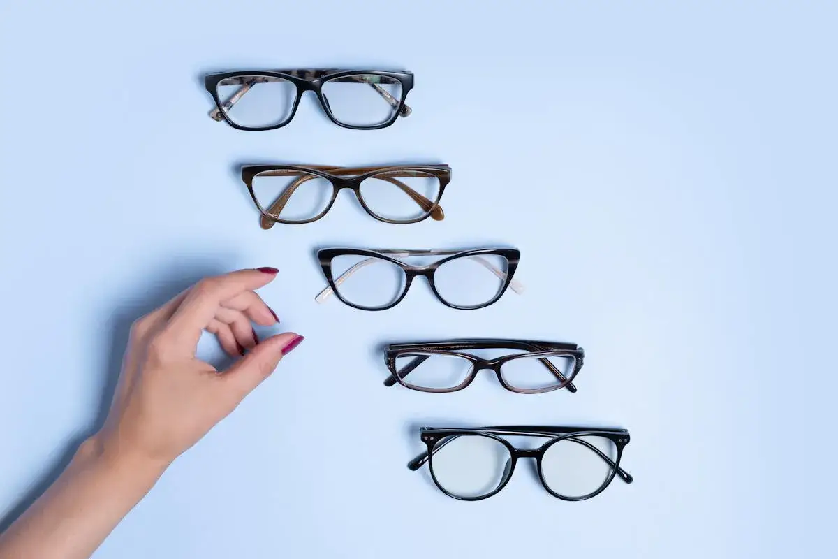 Różne modele okularów, od klasycznych po modne. Zastanawiasz się, co ile dofinansowanie do okularów?