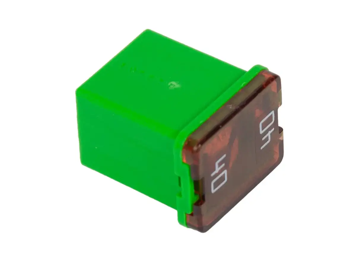 Zielony bezpiecznik samochodowy z oznaczeniem 40 amp. To nie jest kryptowaluta AMP, lecz element elektryczny.