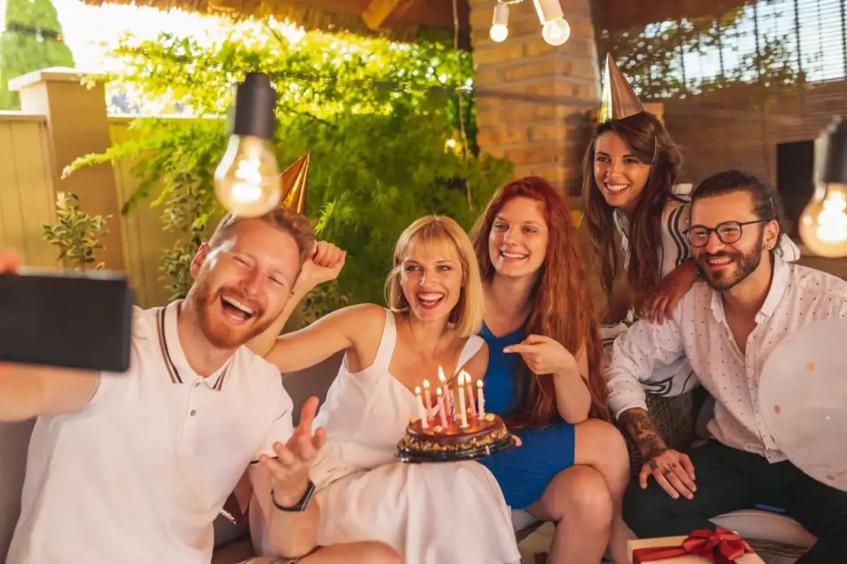 Impreza w stylu lat 60 – jak zorganizować niezapomniane przyjęcie?