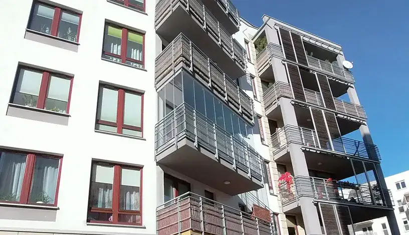 Ile kosztuje zabudowa balkonu w bloku? Sprawdź ukryte koszty