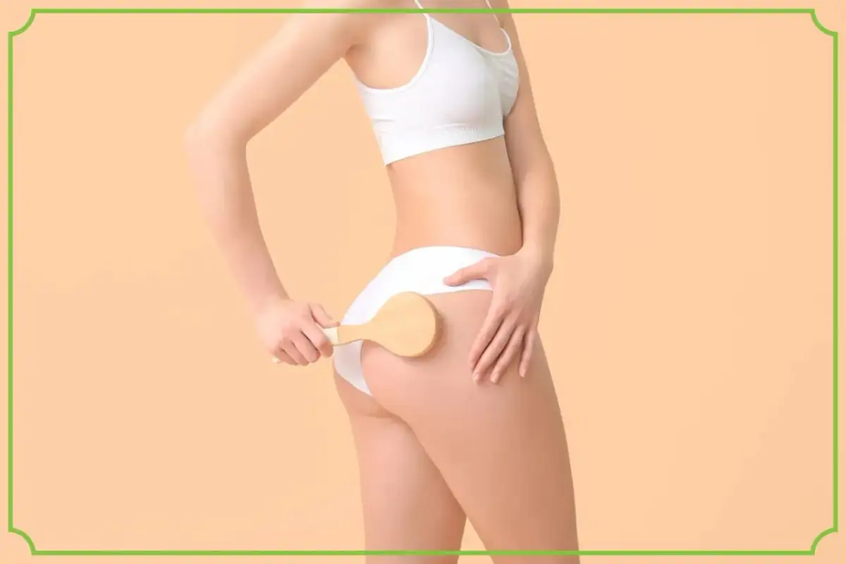 Kobieta szczotkuje pośladki, szukając sposobu, jak pozbyć się pryszczy na pośladkach.