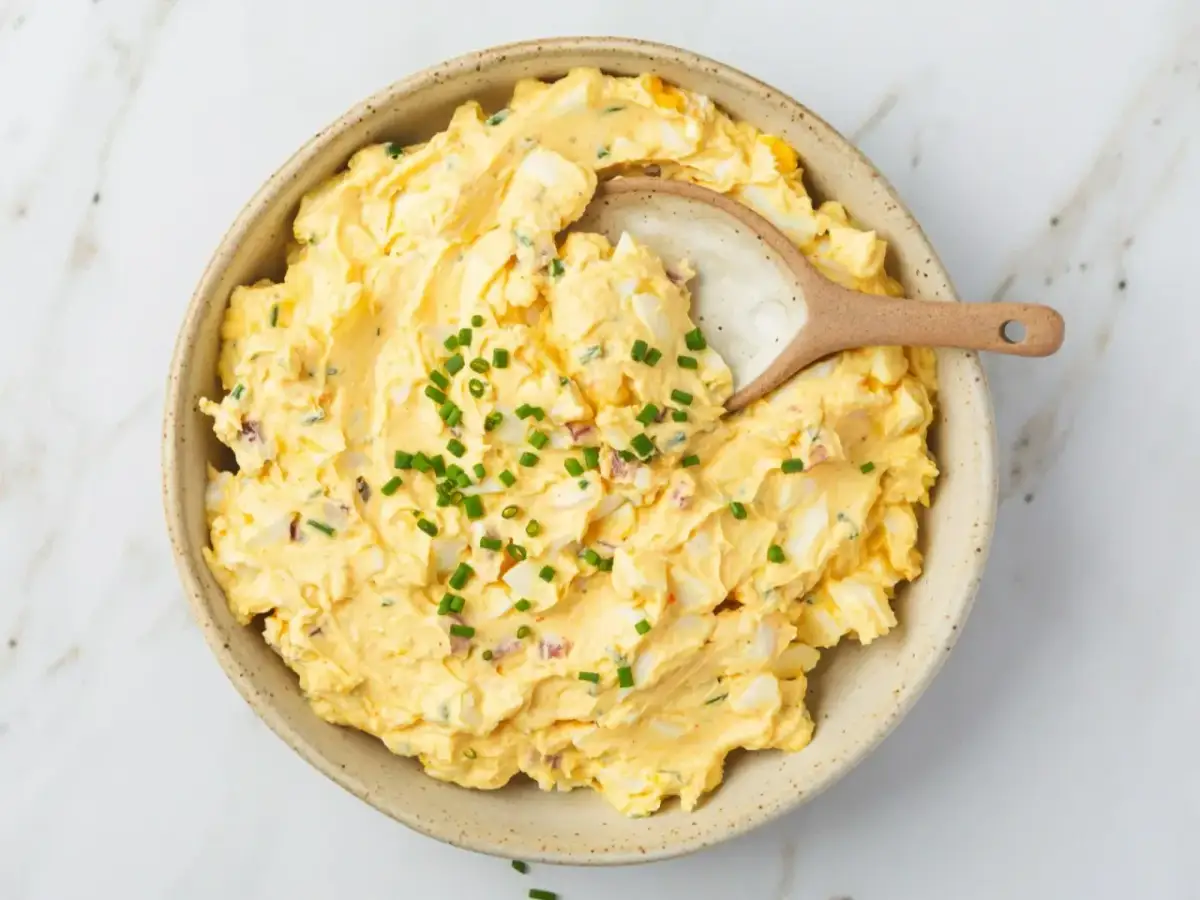 Kremowa pasta jajeczna z kawałkami jajek i szczypiorkiem, idealna do kanapek. Prosty przepis na to, jak zrobić pastę jajeczną.
