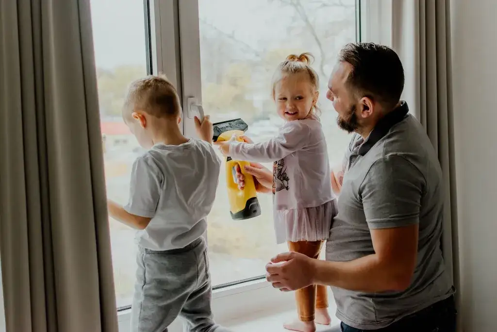 Czy opiekunka musi myć okna? Poznaj swoje prawa i obowiązki