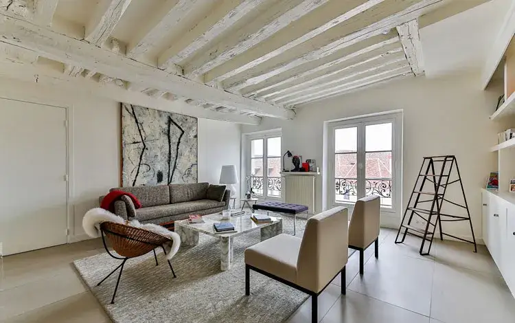 Jak wykończyć sufit w salonie - 7 pomysłów, które Cię zaskoczą