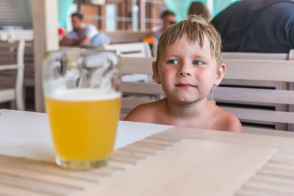 Czy dzieci mogą pić piwo bezalkoholowe? Zobacz skutki i ryzyka