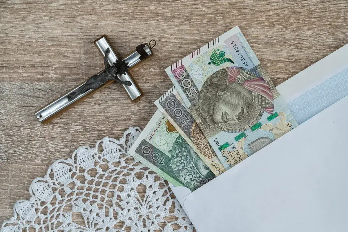 Krzyż i koperta z pieniędzmi. Zastanawiasz się, ile się teraz daje na osiemnastkę?