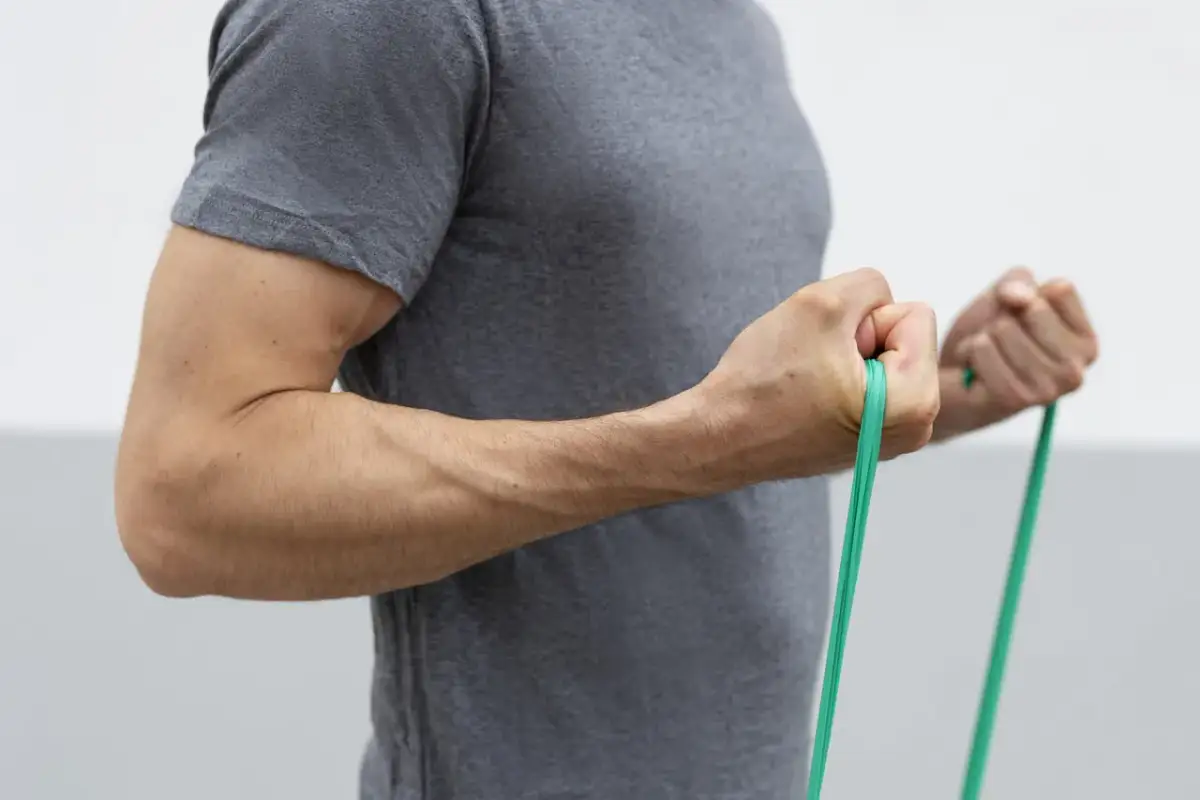 Jak ćwiczyć przedramiona? Wzmocnij chwyt i wyniki na siłowni!