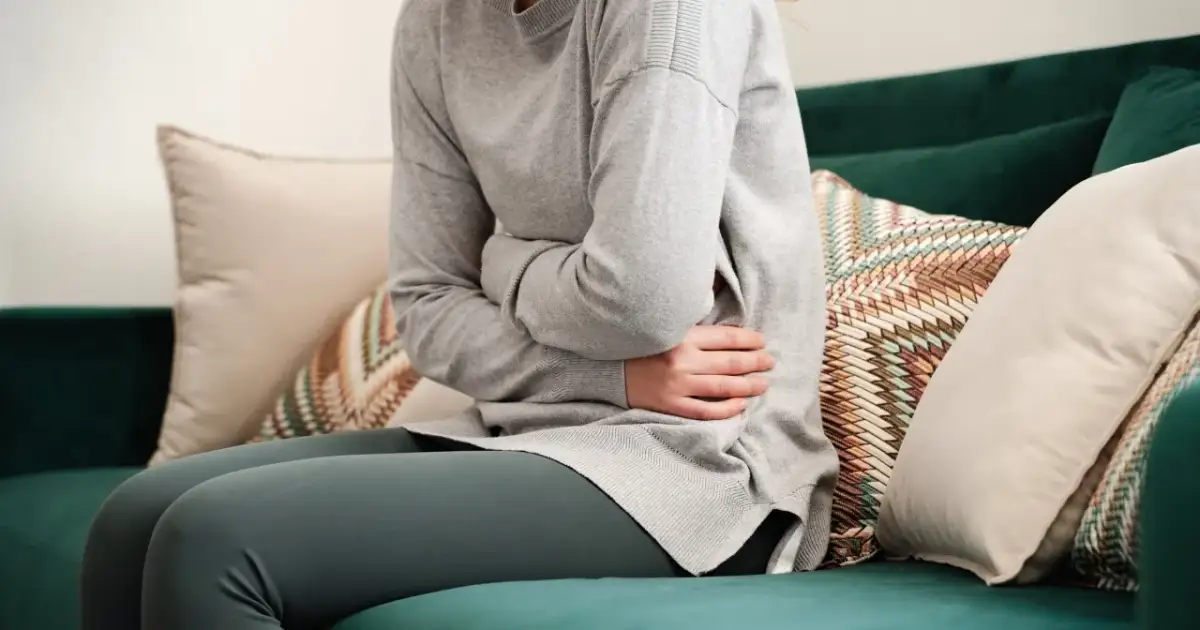 Ból żołądka? Sprawdź, co pomoże: dom, apteka, lekarz