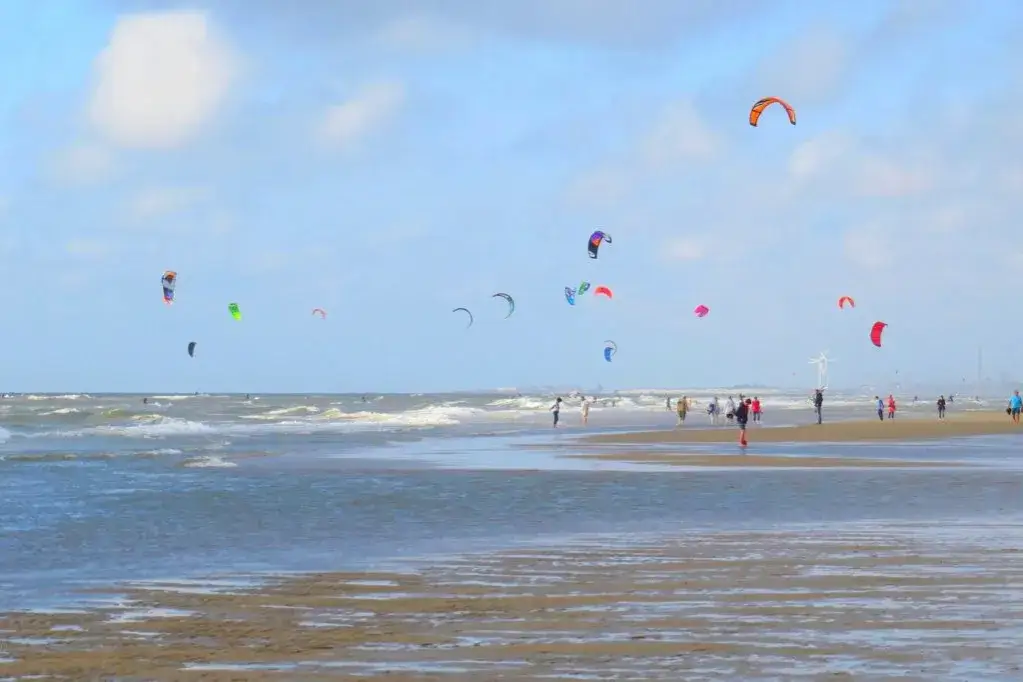 Holandia nad Morzem Północnym: Odkryj plaże, Morze Wattowe i atrakcje