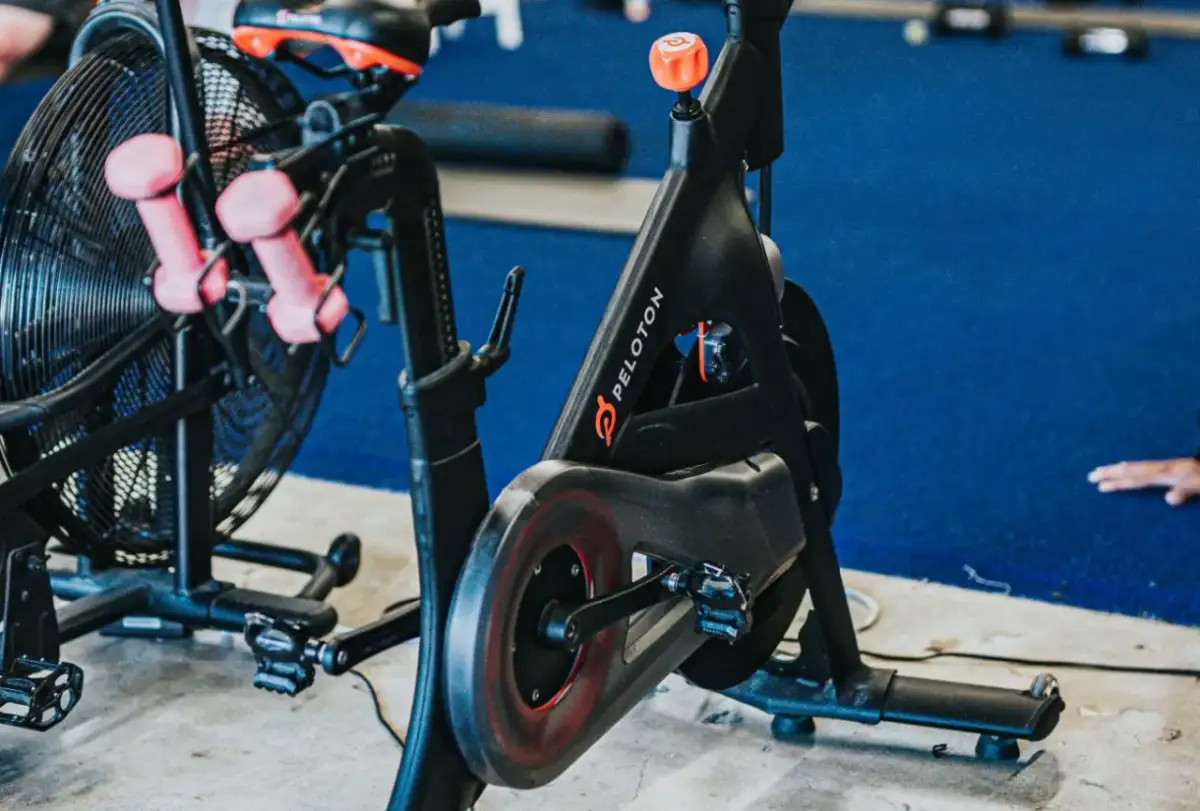 Rower magnetyczny Peloton. Gdy opór szwankuje, sprawdź mechanizm.