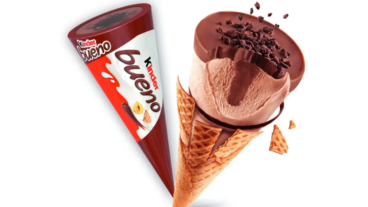 Dwa lody Kinder Bueno w wafelkach, jeden w opakowaniu, drugi rozpadający się.