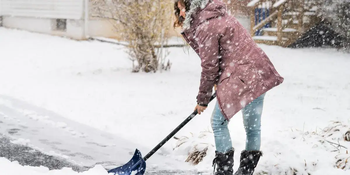 Jak zrobić łopatę do śniegu – prosty sposób na skuteczne odśnieżanie