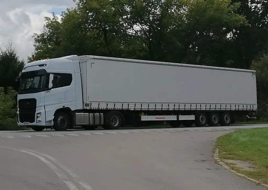 Ile waży ciężarówka z naczepą? Zaskakujące fakty o masie pojazdów