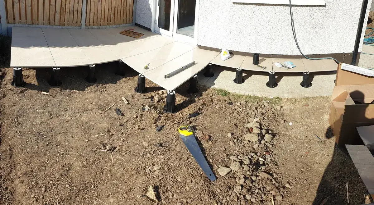 Jak zrobić słupki betonowe pod taras – uniknij najczęstszych błędów