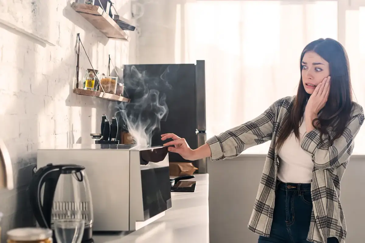 Mikrofala nie grzeje? Naprawić czy kupić nową? Poradnik.