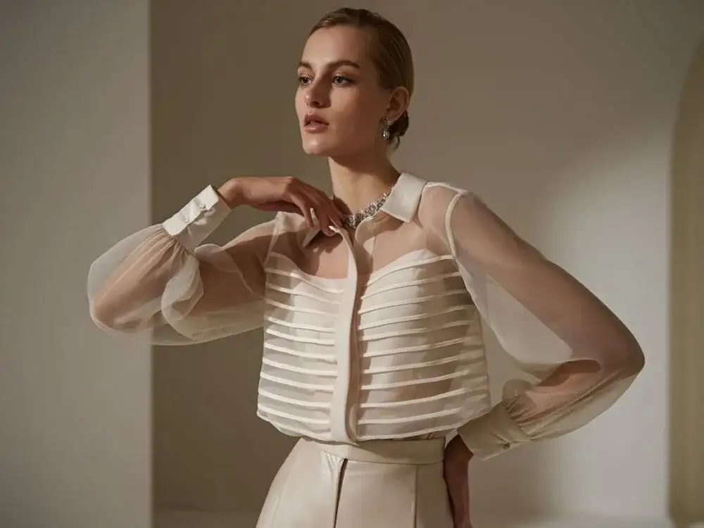 Co pod prześwitującą bluzkę? Sekrety modnej stylizacji