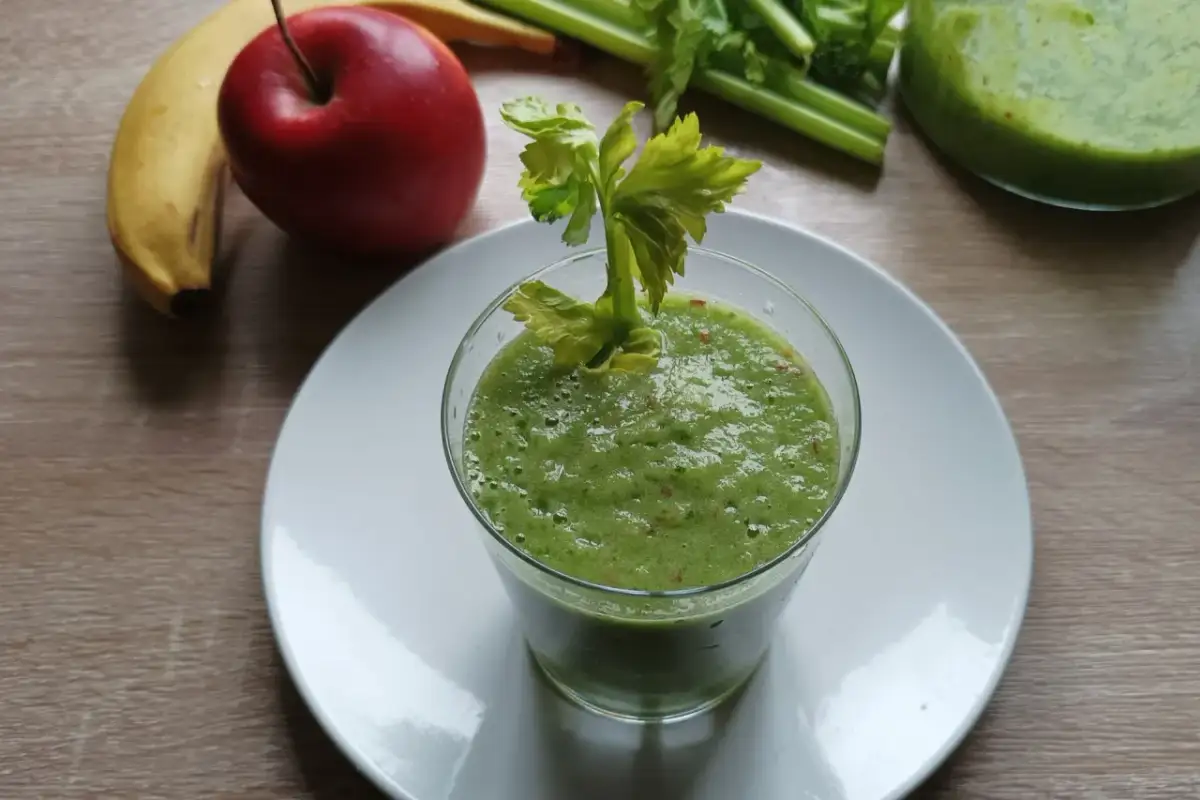 Orzeźwiający koktajl z selera naciowego i jabłek na zdrowie i detoksykację