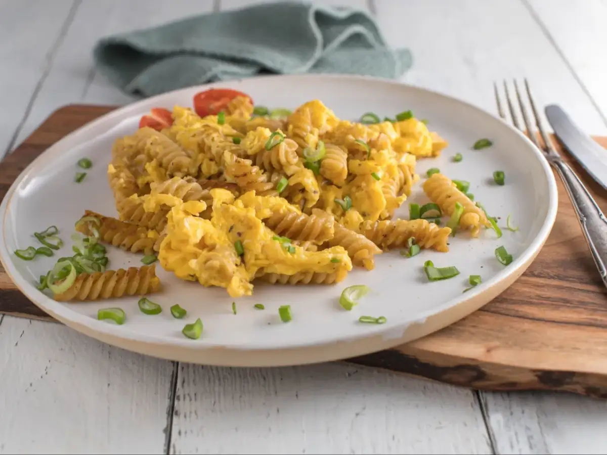 Szybkie i proste przepisy na obiad z jajek i makaronu, które zaskoczą