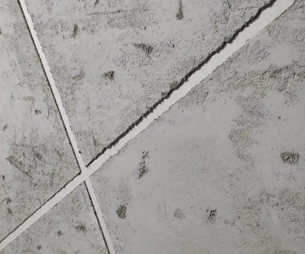 Jaki tynk na ścianę betonową? Oto kluczowe różnice i porady