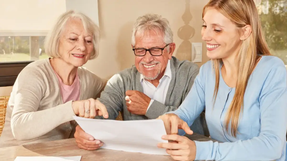 Rodzina analizuje dokumenty, zastanawiając się, ile lat można doliczyć do emerytury za dzieci.