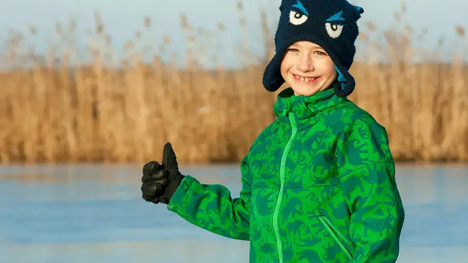 Wiatrówka dla chłopca: Softshell czy wiatrówka? Wybierz mądrze!