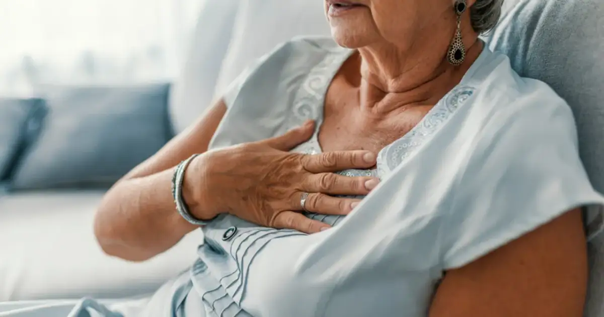 Ciepło w klatce piersiowej: Od refluksu po zawał. Kiedy działać?