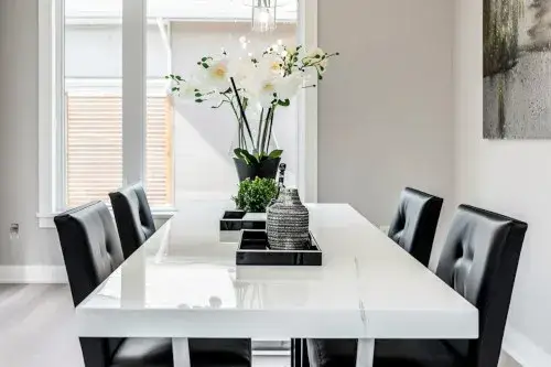 Krzesła do białego stołu: Kontrast czy harmonia? Wybierz idealne!