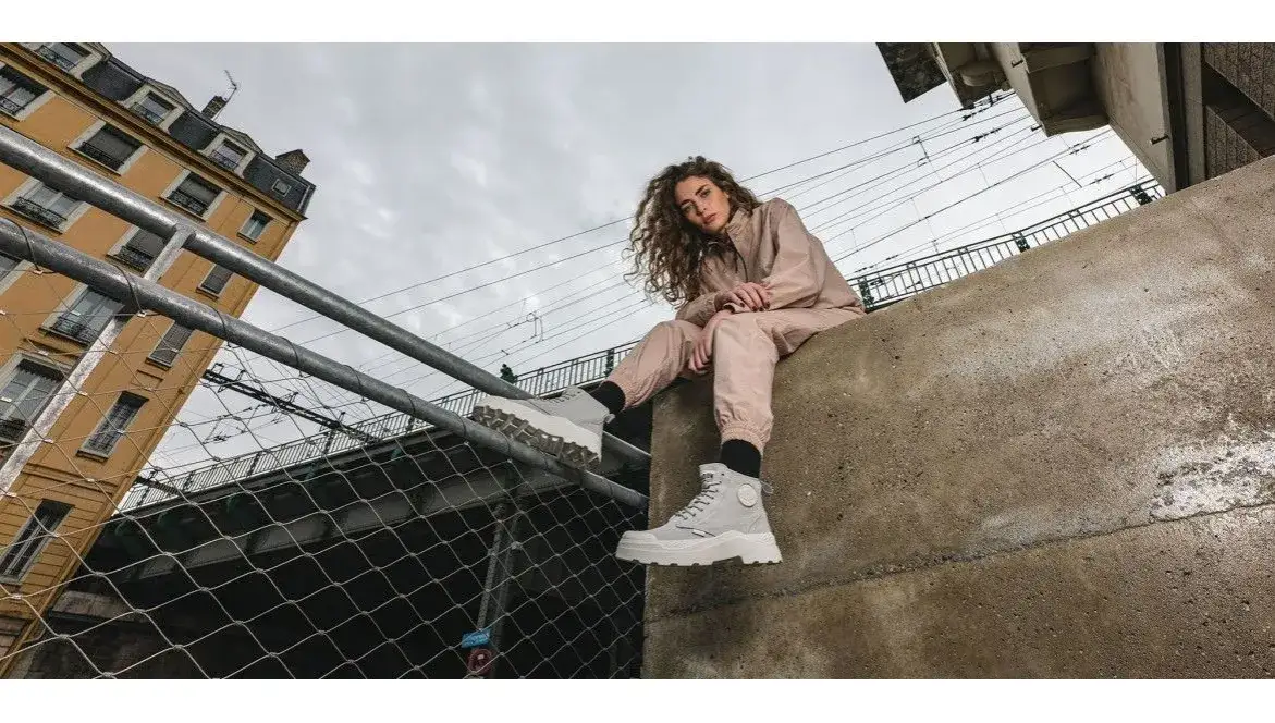 Co ubrać do dresów, aby wyglądać stylowo na każdą okazję