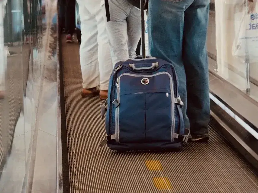 Jaki bagaż do samolotu? Poznaj limity i uniknij problemów z przewozem