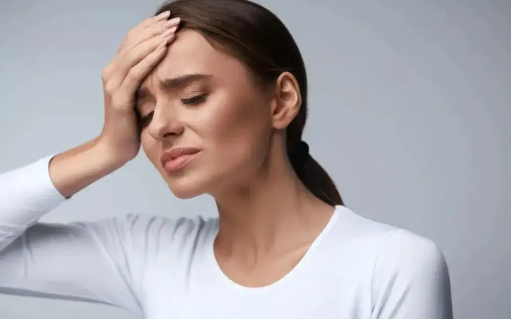 Co oznaczają zawroty głowy? Przyczyny i objawy, które musisz znać