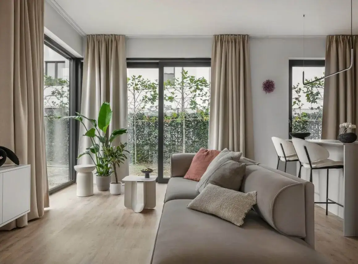 Modne trendy na wiosnę: odkryj styl minimalistyczny i kwiatowe wzory