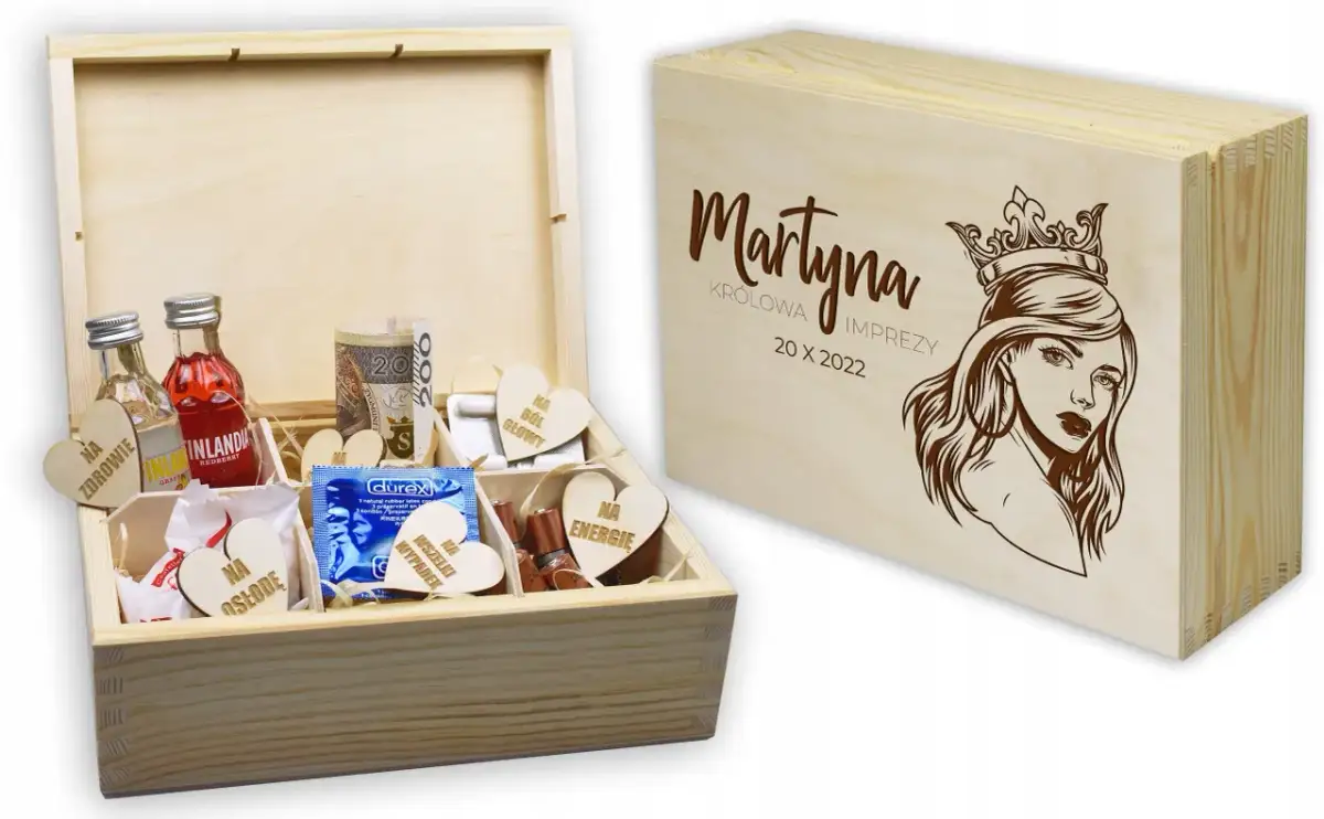 Drewniana skrzynka z prezentami na 18. urodziny: alkohol, prezerwatywy, leki, pieniądze i serduszka.