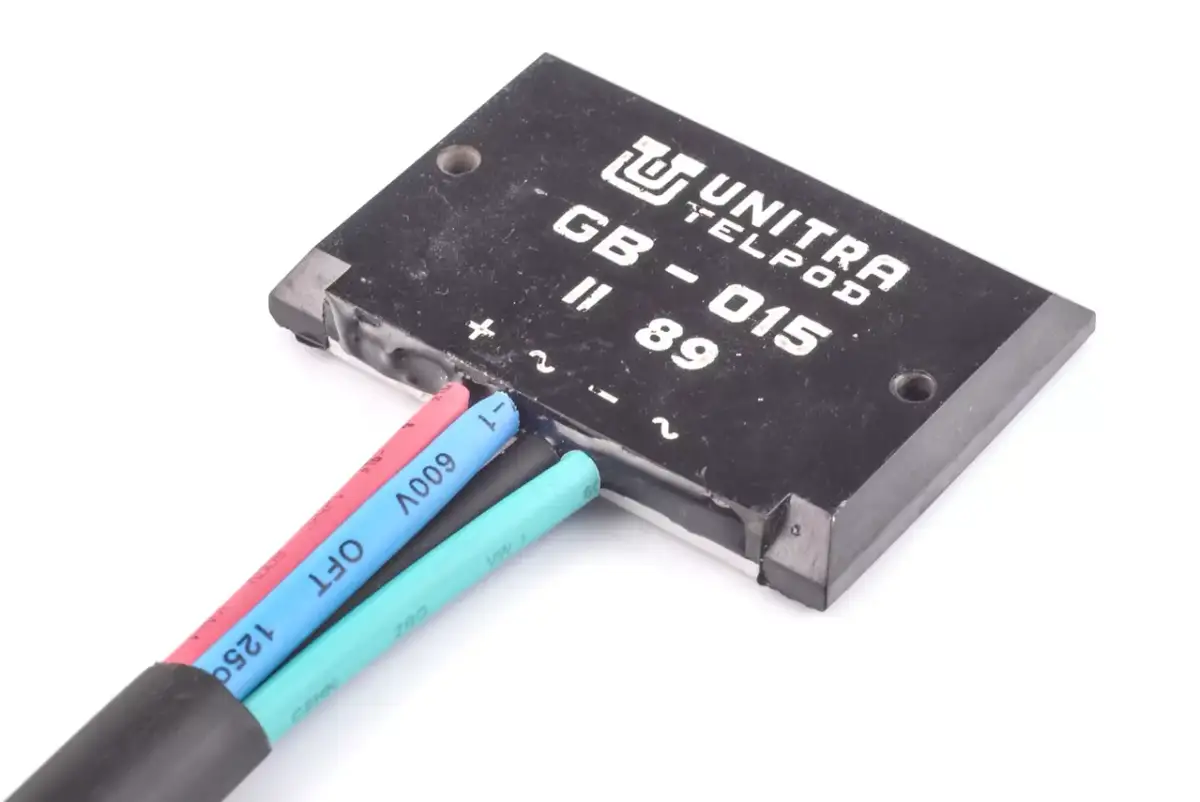 WSK 125: Jak bezpiecznie naładować akumulator prostownikiem selenowym?