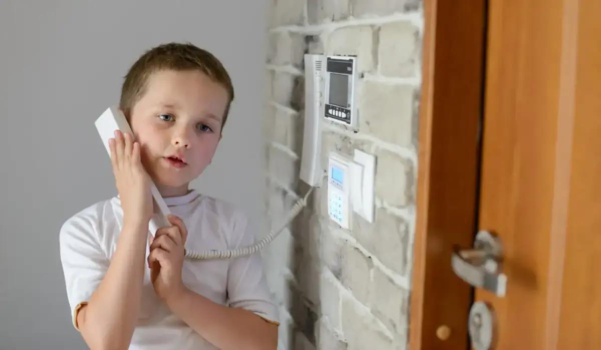 Od jakiego wieku dziecko może zostać samo w domu? Oto ważne informacje