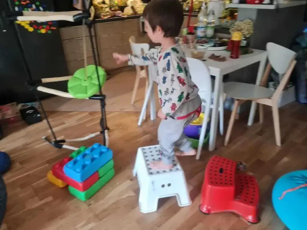 Sensoryczny tor przeszkód: jak wspiera rozwój dziecka w zabawie