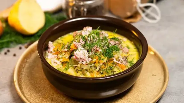 Zupa ogórkowa: superfood czy pułapka? Poznaj jej sekrety.