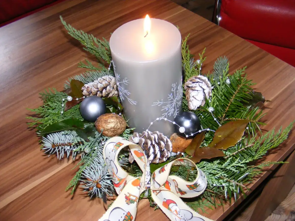 Jak zrobić stroik na świeczkę - proste i efektowne pomysły na dekorację