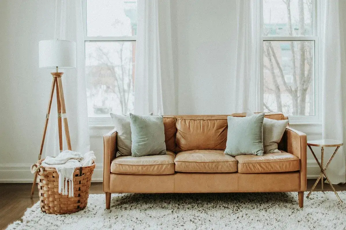 Skuteczne domowe sposoby na czyszczenie skórzanej kanapy bez ryzyka
