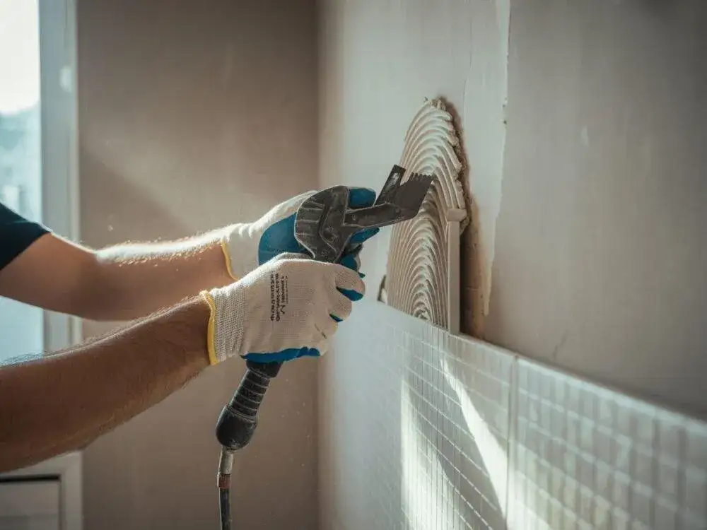 Usuwanie fugi epoksydowej: Jak to zrobić bez uszkodzeń płytek?