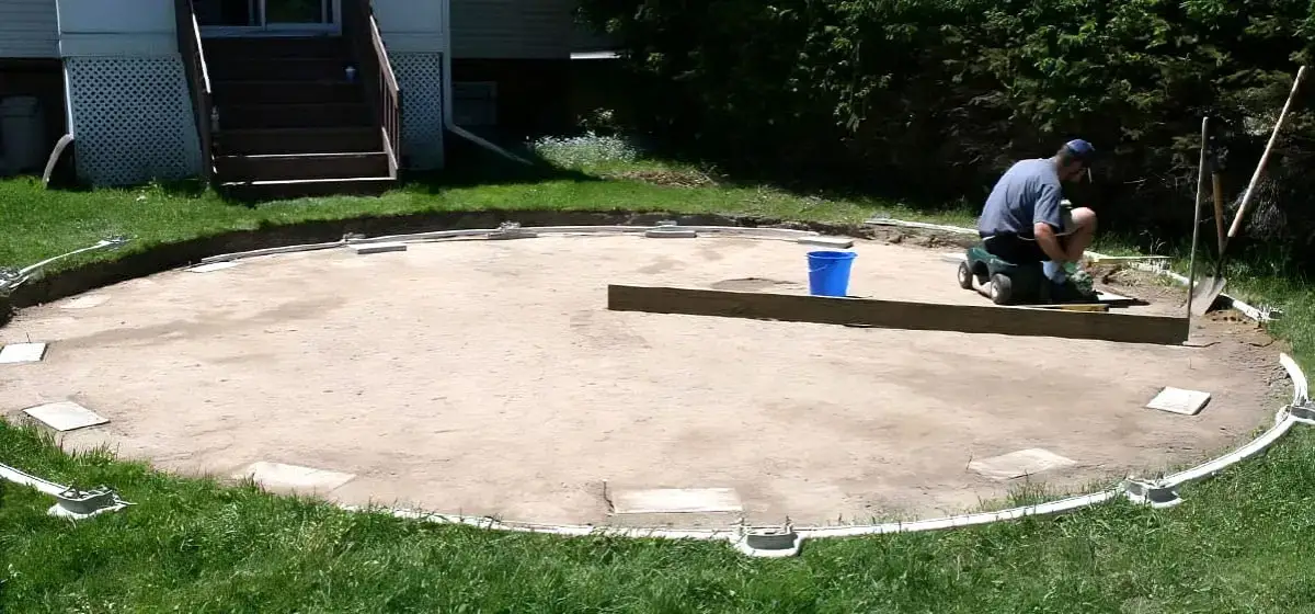 Co położyć pod basen ogrodowy, aby uniknąć problemów z użytkowaniem?