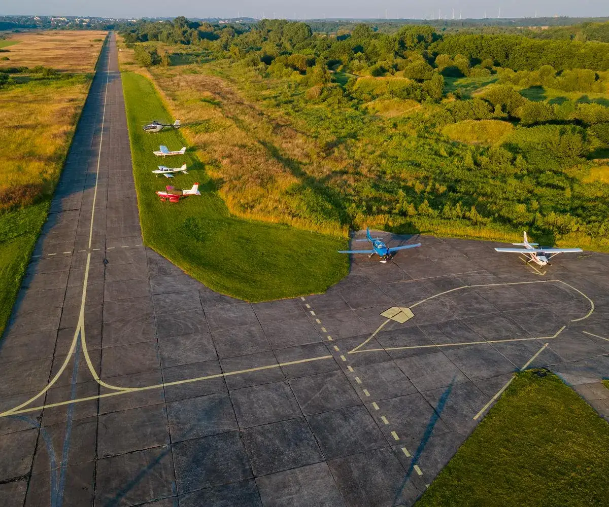 Czy jest lotnisko w Kołobrzegu? Sprawdź najbliższą opcję lotniczą